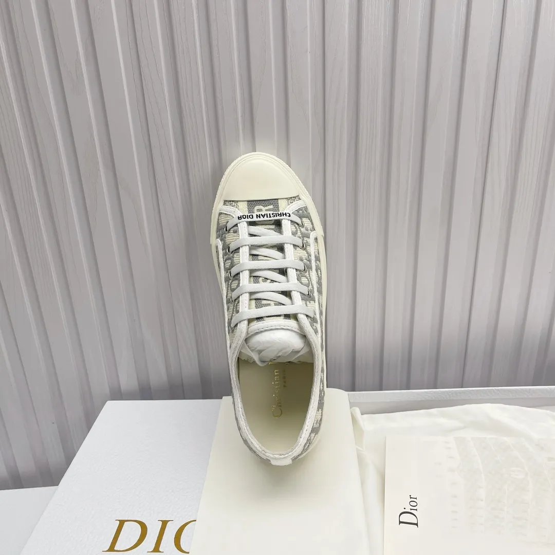 👟👟Ex-factory price 520👟👟 High version in stock, Dior (Dior) flat sneakers are fully embroidered with iconic patterns, ready in stock High quality Dior (Dior) flat sneakers are fully embroidered with iconic patterns👟👟 ♦️Top quality in the market🎗Breaking hot item in foreign counters🎗Non-common imitation version in the market🎗🔳The fabric is made of Italian🇮🇹imported fabrics❗️Embroidered upper, original mold injection Logo frosted five-pointed star outsole🔳Inside imported lambskin+high elasticity Injection molding mold Logo foam feet Size number: 35 to 42 (42 customized)